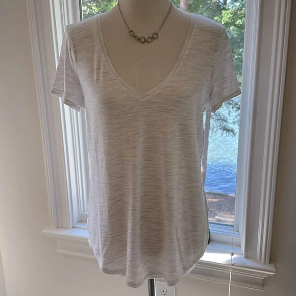 Lululemon SS LOVE V-neck T-shirt, Size 8, EUC - Picture 1 of 7